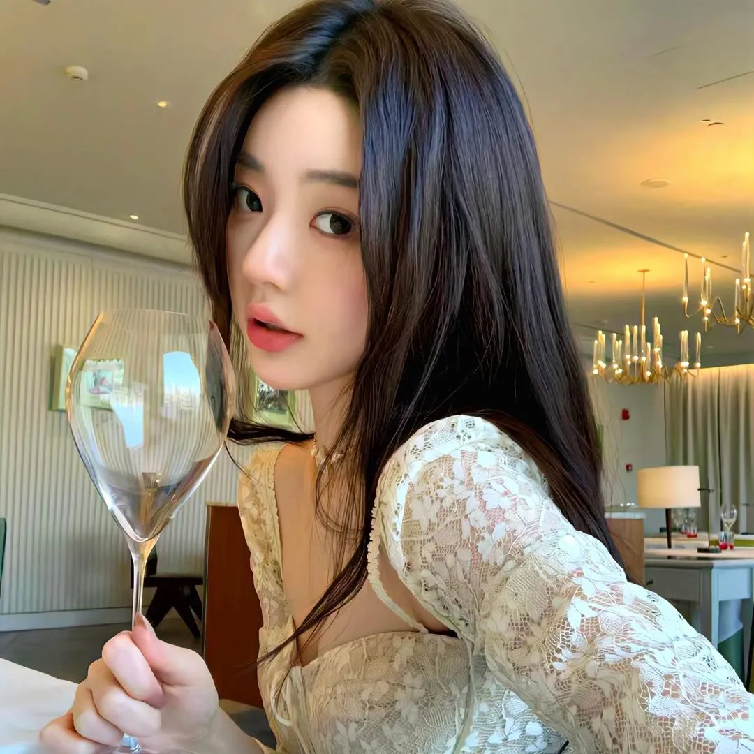 场景二 · 沙发近景 — 白裙女子独自等待